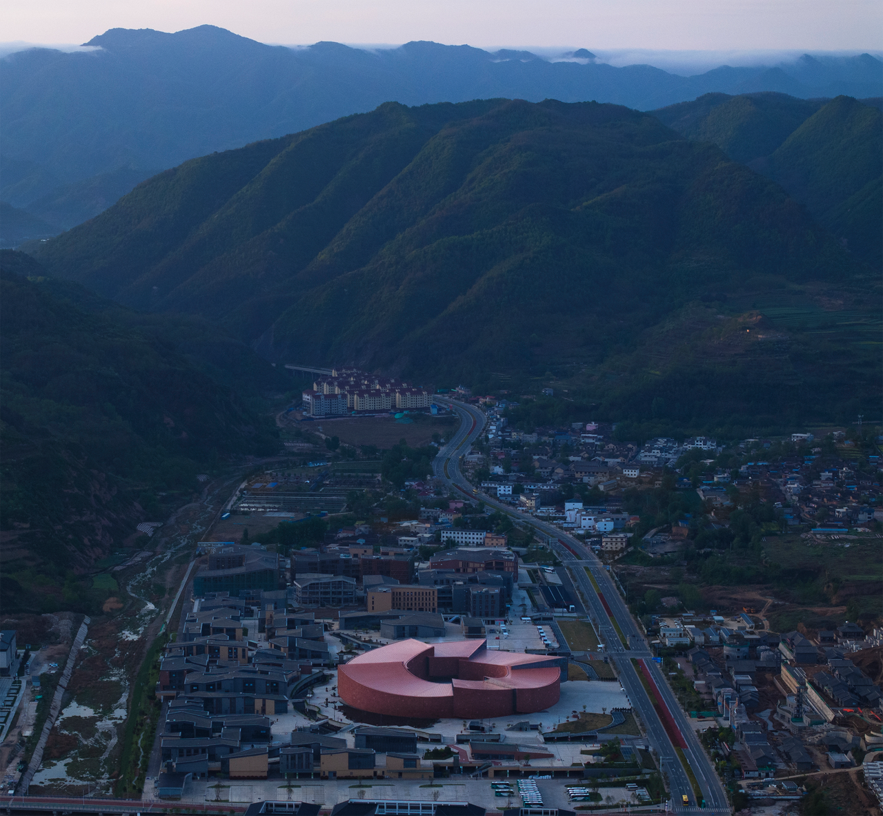 Maiji Mountain Visitor Center | ZXD ARCHITECTS - 朱小地工作室